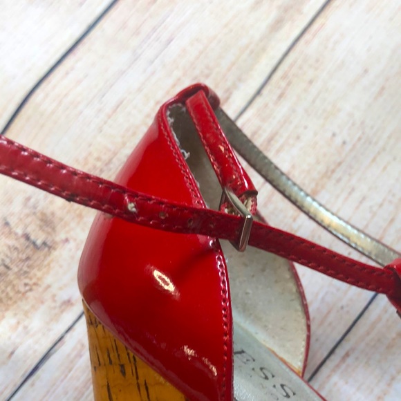 GUESS red patent leather and cork sandal. - Picture 7 of 10